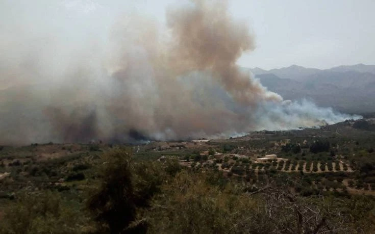 Κρήτη: Σε πλήρη εξέλιξη η μεγάλη φωτιά – Καταστρέφει δάσος (εικόνες, βίντεο)